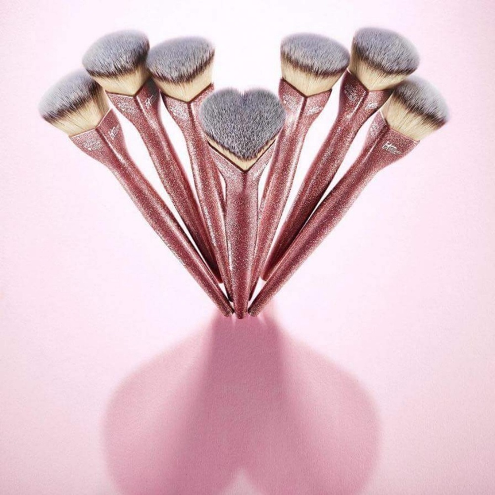 IOS It Cosmetics pink heart foundation brush
